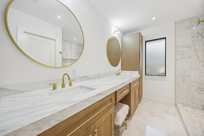 Building Photo - 1611 Ridgehaven Dr