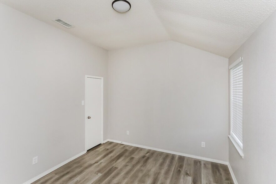 Building Photo - 145 Redbud Dr