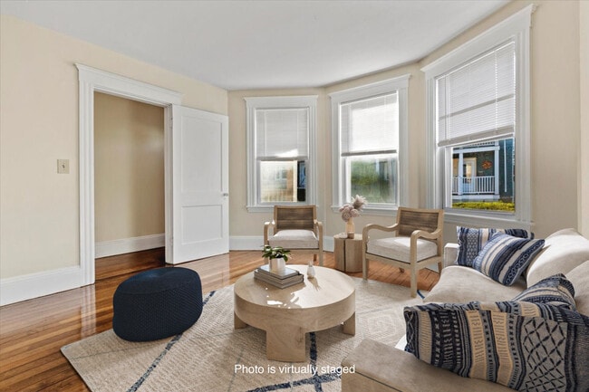 Building Photo - 52 Roslyn St