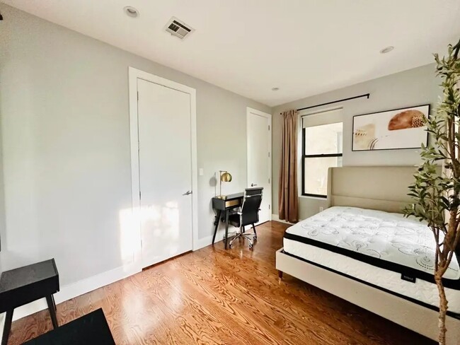 Building Photo - Private Bedroom in a 4 bedroom / 1.5 bathr...