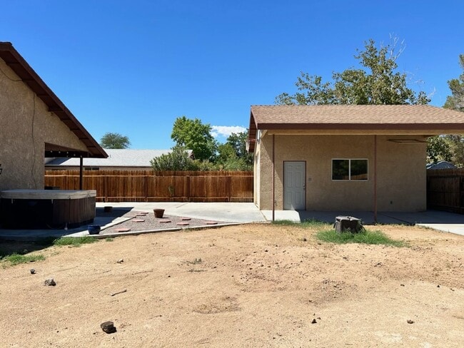 Building Photo - Please contact Vaughn Realty to set up an ...