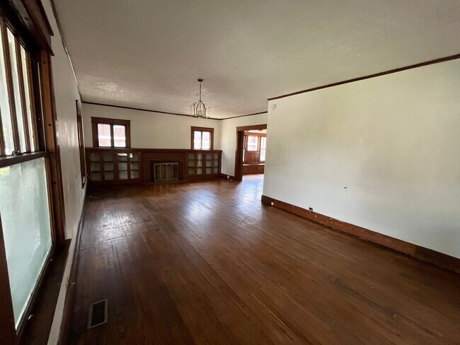 Building Photo - 5 BD/2BA Home next to Kirkwood with fenced backyard!