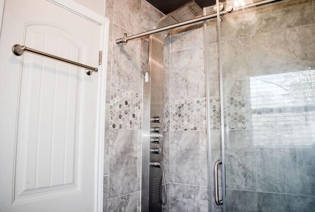 Building Photo - 7 Woody Creek Dr