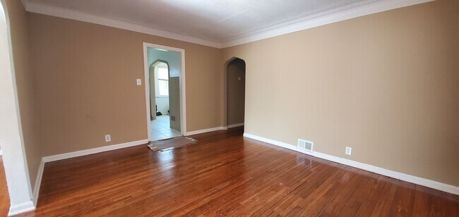 Building Photo - Roselawn