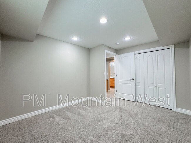 Building Photo - 499 N 200 W