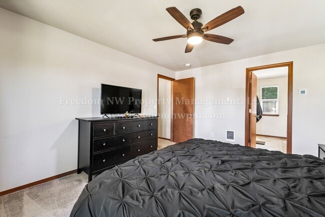 Building Photo - 704 Evergreen Place