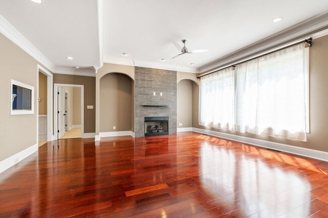 Building Photo - Elegant 5-Bedroom Residence with Luxurious...