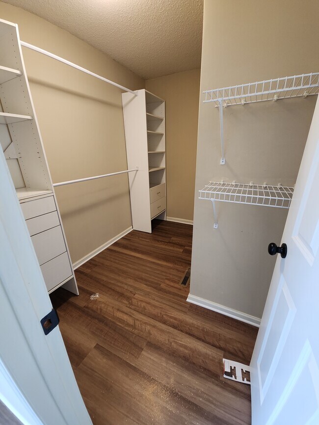 Building Photo - 320 Wagon Wheel Ln