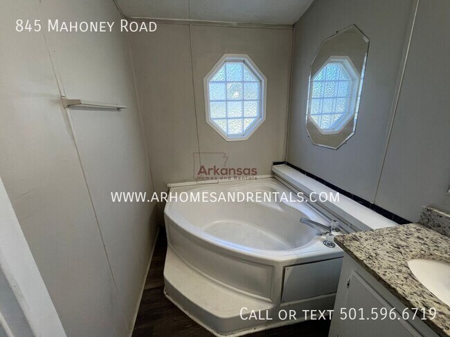 Building Photo - 845 Mahoney Rd