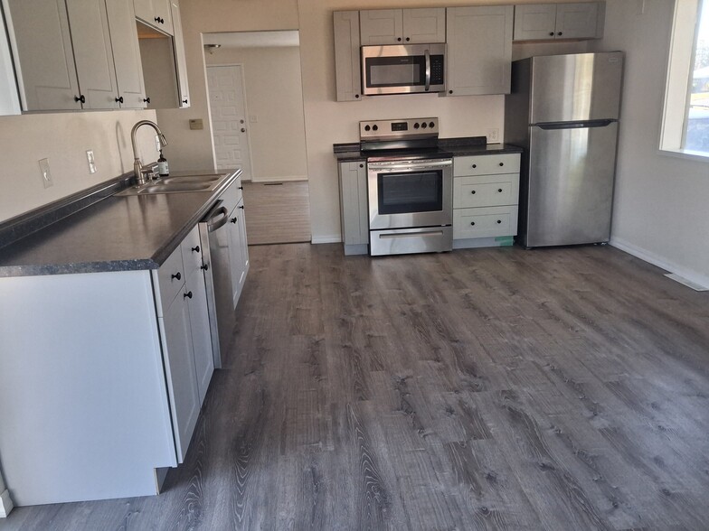 Building Photo - 203 W Amherst Ct