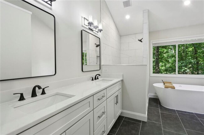Building Photo - 545 Woodman Pl