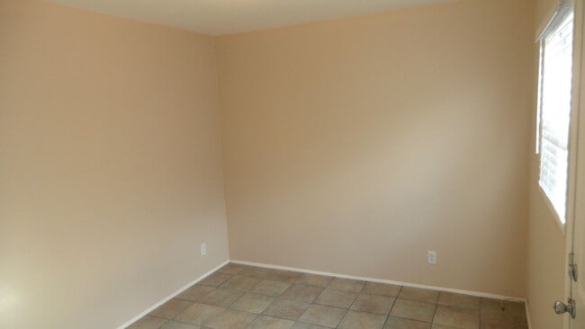 Building Photo - Parton 1521-1527