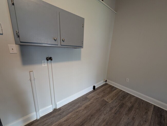 Building Photo - Large 2 Bed 1 Bath Townhome