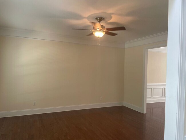 Building Photo - Outstanding Five Bedroom Three Full Bathro...
