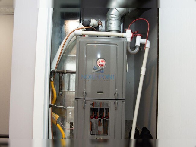 Building Photo - Bright & Open 2 bed 2 bath