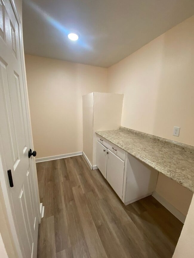 Building Photo - Charming 3Bed/2Ba Duplex Unit Conveniently...