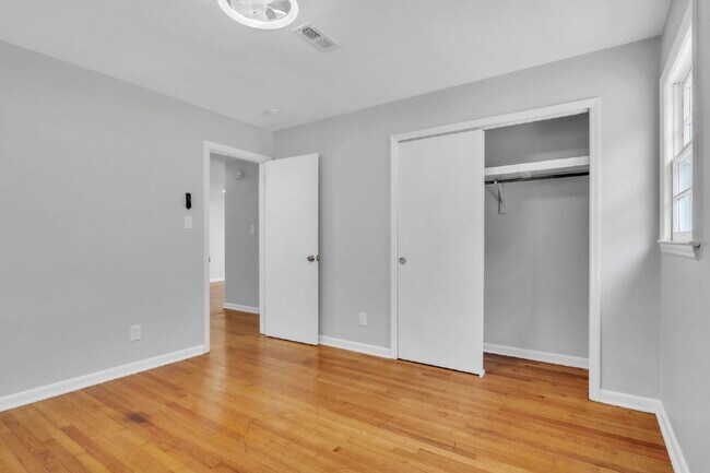 Building Photo - 2BR/1BA Townhome with Granite Countertops & Carport $1400/mo rent