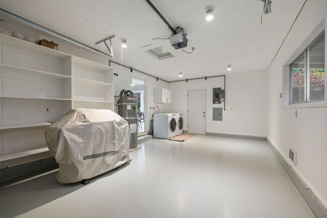 Building Photo - Beautifully updated 3 bedroom, 1 bath house in Eugene!