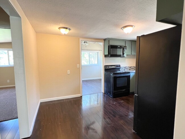 Building Photo - Two Bedroom One Bathroom Home in Lincoln