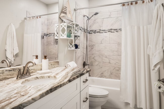 Building Photo - 105 W 7th St