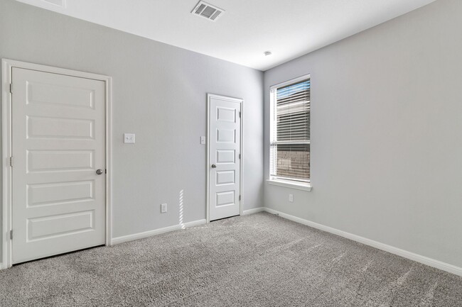 Building Photo - $500 OFF FIRST MONTHS RENT