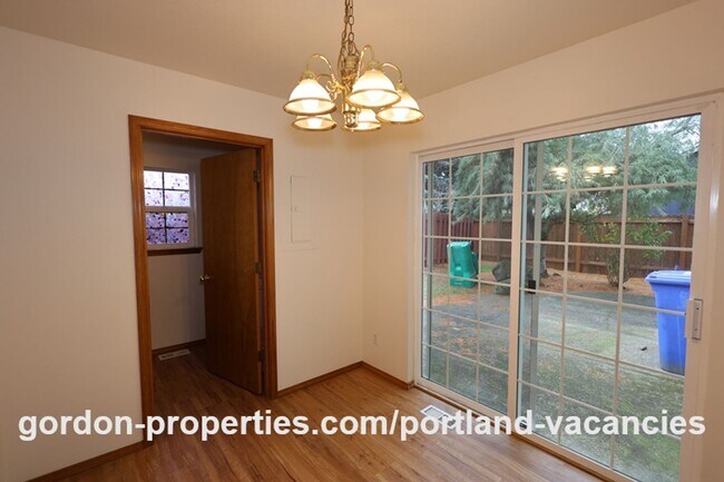 Building Photo - SE Knapp Circle - 3 bedroom duplex with attached single car garage