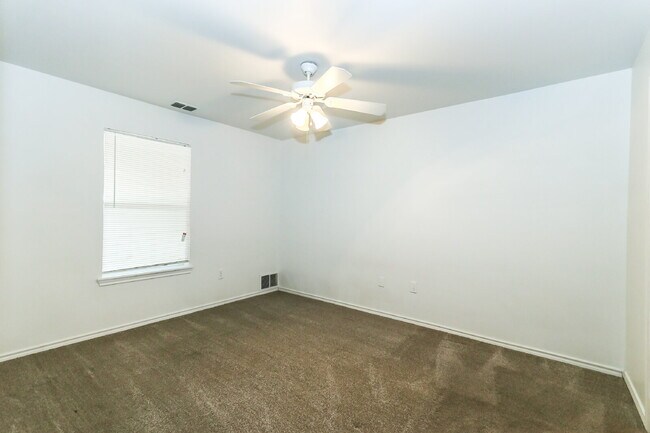 Building Photo - 3 Bedroom, 3 Bath, 2 Car Garage Duplex.