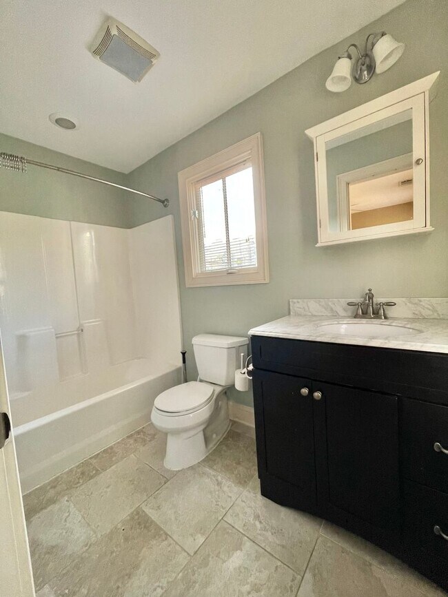 Building Photo - 1 Bedroom / 1 Bathroom Apartment – Walk to Forsyth Park