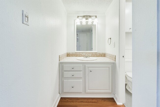 Building Photo - 2229 Mimosa Dr