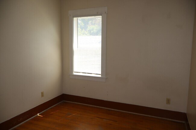 Building Photo - 411 E Plum St
