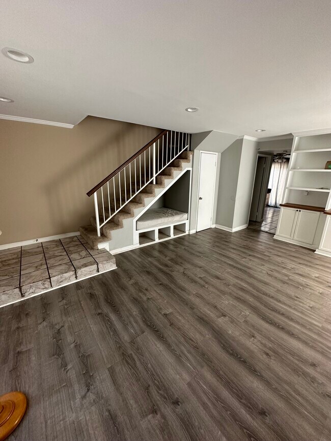 Building Photo - 917 W State St