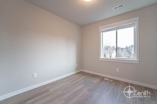 Building Photo - 4915 NE 2nd Ct