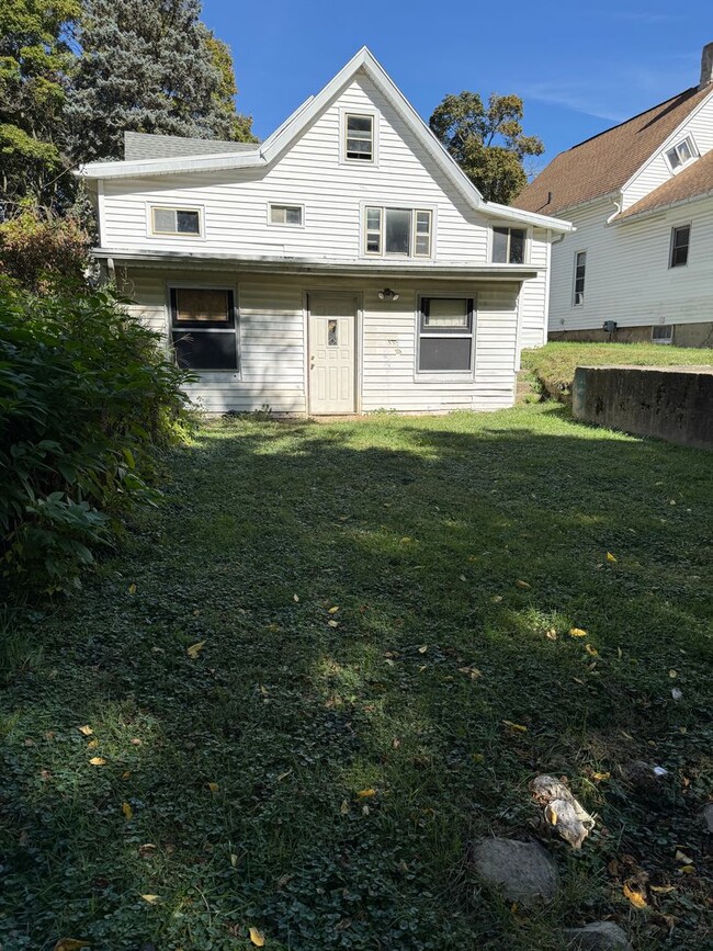 Building Photo - 515 W Trail St