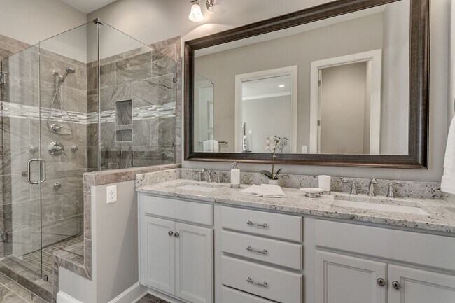 Building Photo - Pinnacle Park Townhomes -- Furnished, Utilities Included