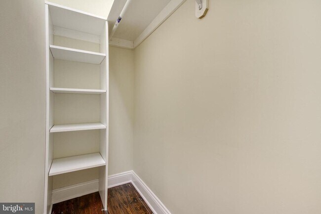 Building Photo - Beautiful and spacious 1 bedroom with office and backyard in Manayunk