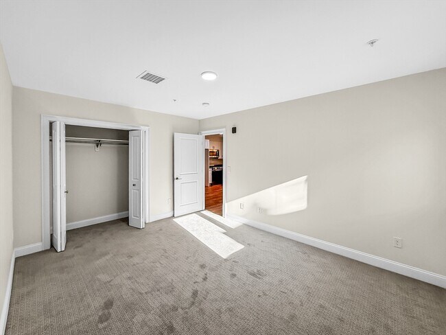 Building Photo - 10 Franklin Ave