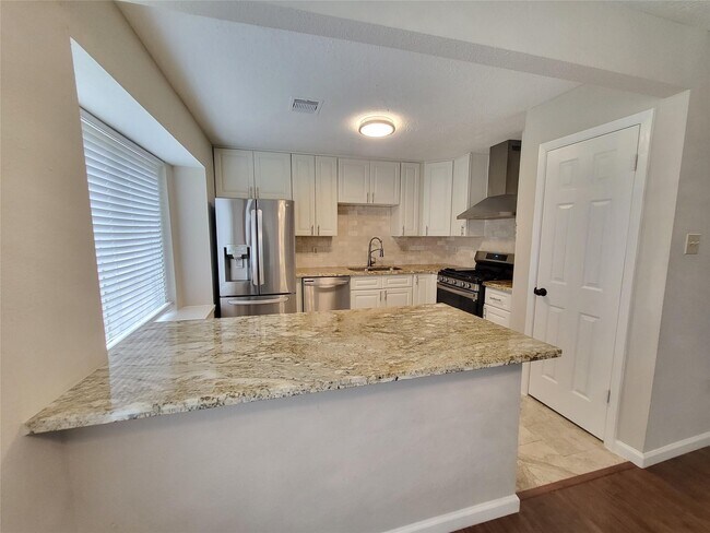 Building Photo - 2711 S Brompton Dr