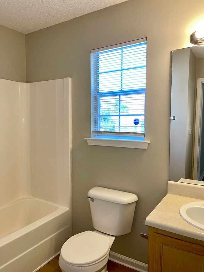 Building Photo - Remodeled  3 Bed/2 Bath Home in a Quiet bu...