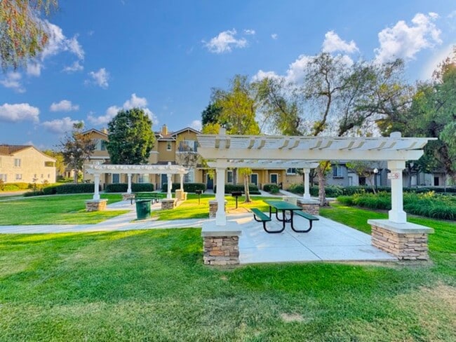 Building Photo - Beautiful 3 Bd/2Ba Spacious Home in Fullerton w/AC and Ample Community Amenities!