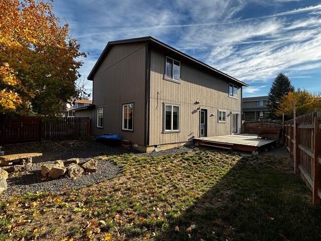 Building Photo - 4 bed 3 bath, Bonus room, Rv parking, Fenc...