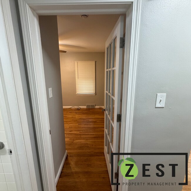 Building Photo - Gorgeous 3 BED 1.5 BATH - $1800