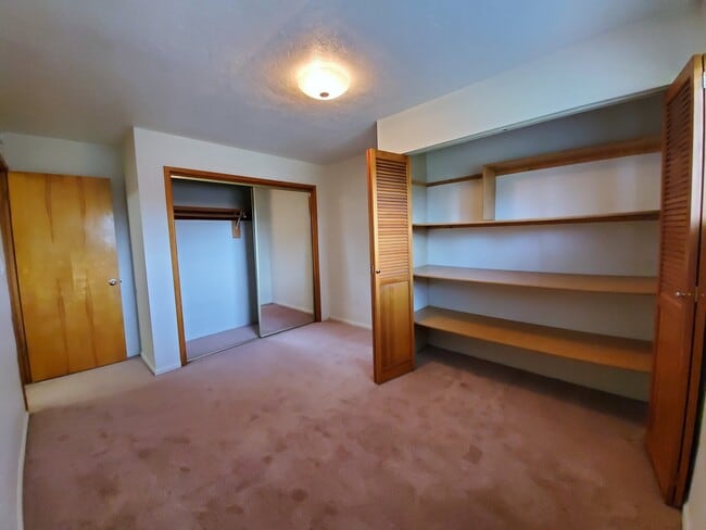 Building Photo - 906 Rd 46