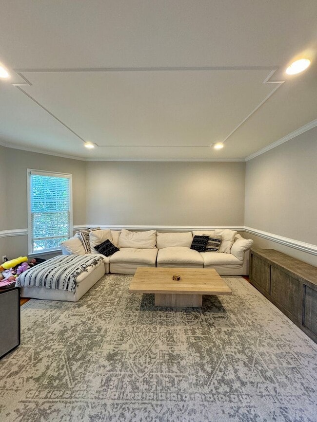 Building Photo - AVAILABLE AUGUST 23.  Spacious 5BR Home in...