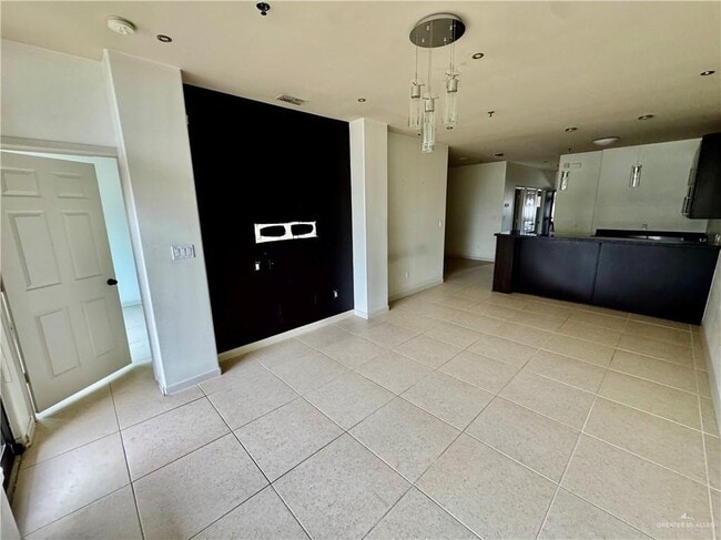 Building Photo - 17 Travis St