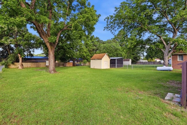 Building Photo - 611 Forest Knolls Rd