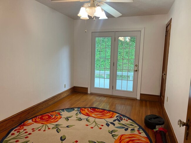 Building Photo - One Level Home! 3bed/1 bath with extra-lar...