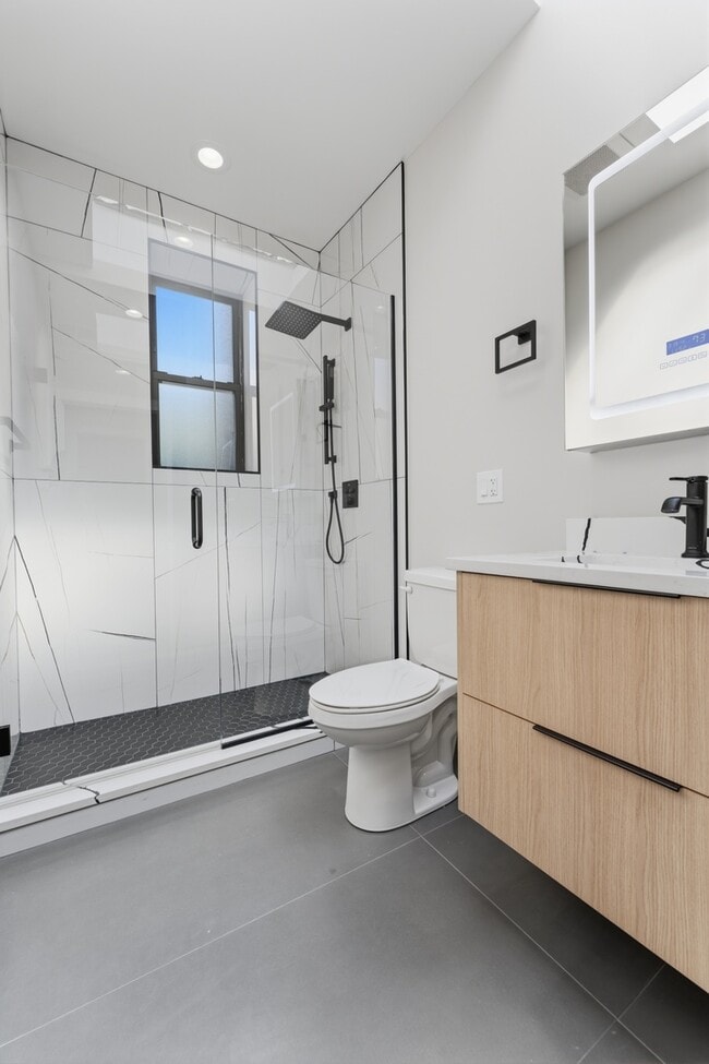 Building Photo - 7518 N Eastlake Terrace