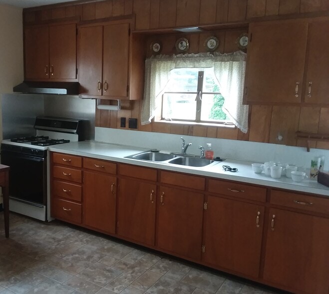 Kitchen - 200 Warrington Ave