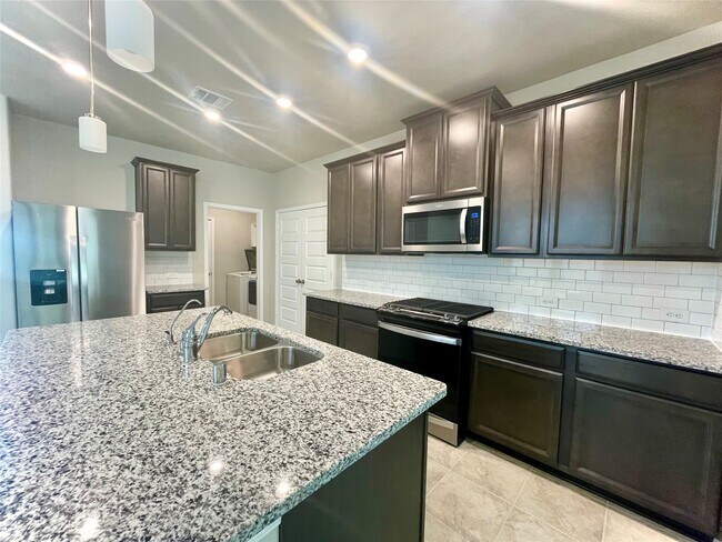 Building Photo - 17526 Rosette Grass Dr