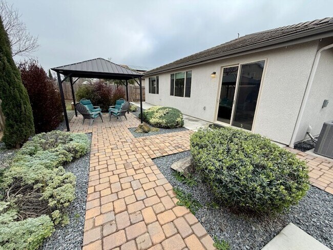 Building Photo - 3 Bedroom 2 Bathroom in NE Visalia!